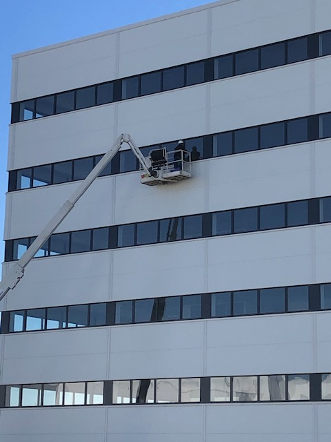 Nettoyage des vitres avec nacelle de plus de 30 mètres à Toulouse